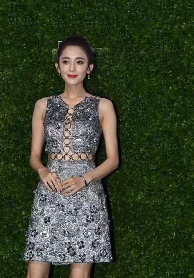 蒋欣和古力娜扎穿同款裙子，网友却说一个女神一个风尘！