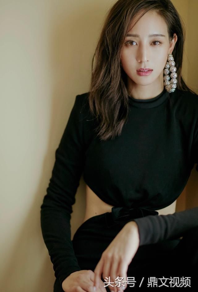 张钧蜜纽约时装周，露出小蛮腰很是性感，果然健身的女人身材好