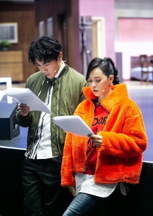 动人:路人街拍,小姐姐曲线动人,穿蓝色的牛仔裤,又飒又爽