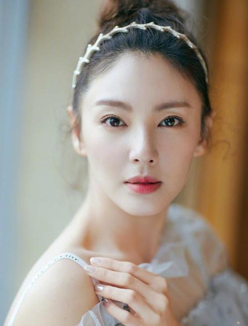 张雨绮可攻可甜,白色礼裙格纹西装统统hold住,网友:仙女本仙!