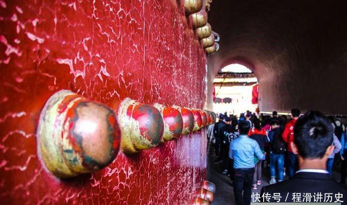 故宫的门钉为什么不能随便乱摸?导游给出解释,结果很意外
