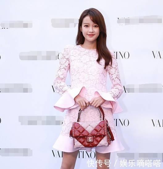 孙怡穿粉色短裙出席活动，这未修图下的大长腿可以和杨幂媲美了