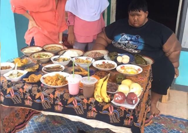 13岁男孩饭量普通四个人吃的那么多，体重400斤，父母还这样