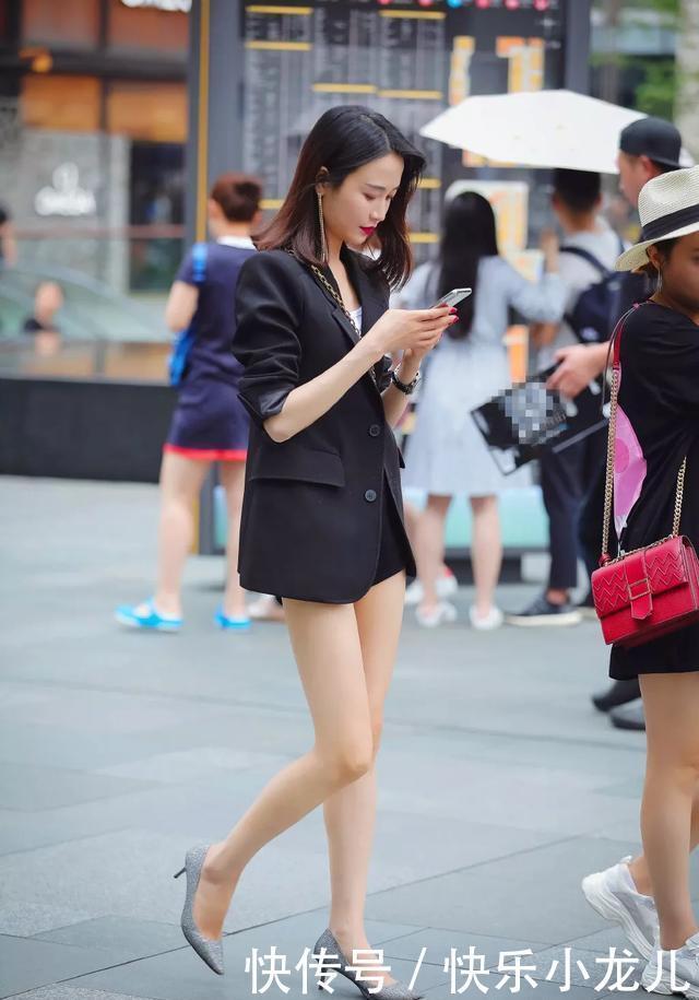  「气质」街拍：小姐姐脚上搭配上一双灰色的尖头高跟鞋，气质有优雅，回头率爆棚