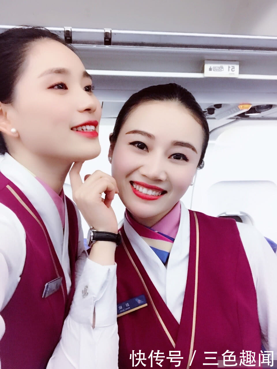 空姐为何穿裙子一定要配“袜子”，其中的真相，让人心疼