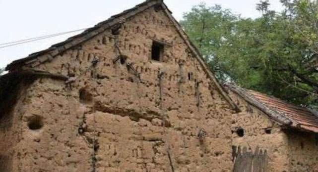 农村的老宅子，为何有人就能住上百年，无人住几年就会“坍塌”？