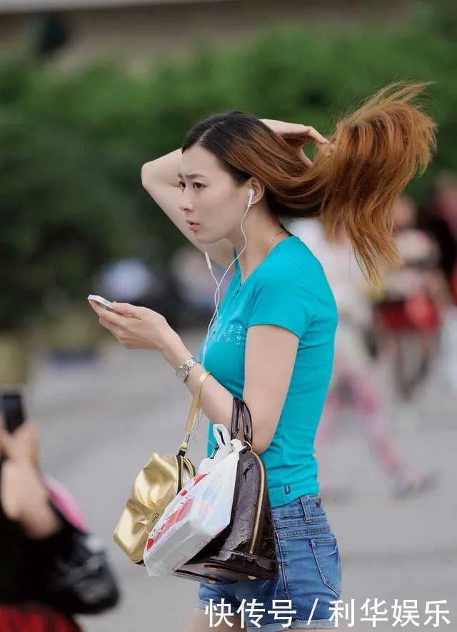 穿牛仔短裤的长发美女姐姐，将美腿展露出来，极大的满足的美女们