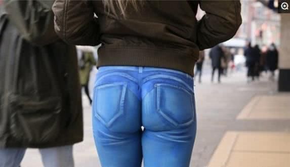 外国美女穿彩绘“牛仔裤”上街，竟没一人发现，网友：缺个放大镜