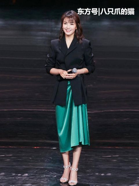  #万能#穿搭秘籍，30岁女生如何穿出气质？从明星穿搭入手，教你万能技