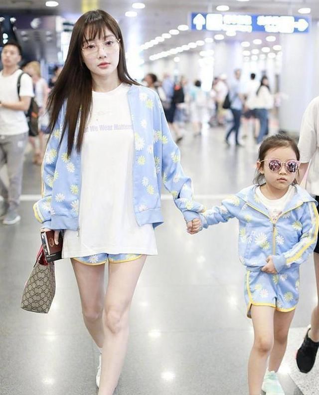 李小璐真敢穿，裙子太紧勒成这样，网友:简直辣眼睛!