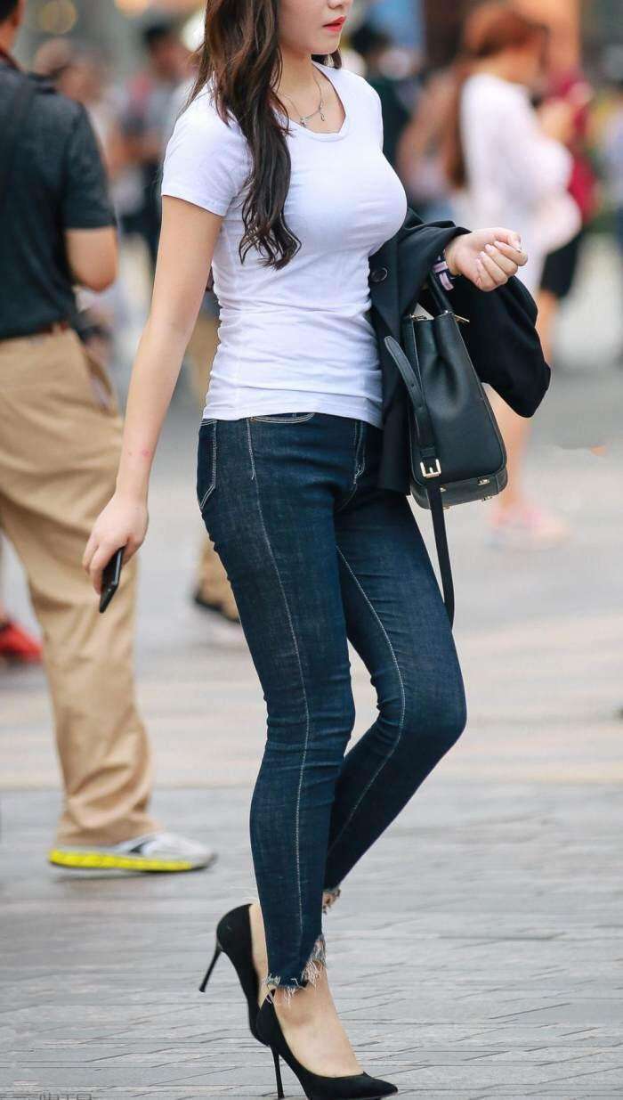 街拍：穿紧身T恤的气质辣妈，很好看啊！