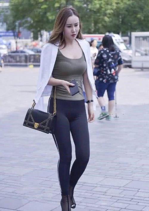 看似低调的健身装，也可以如此火辣性感