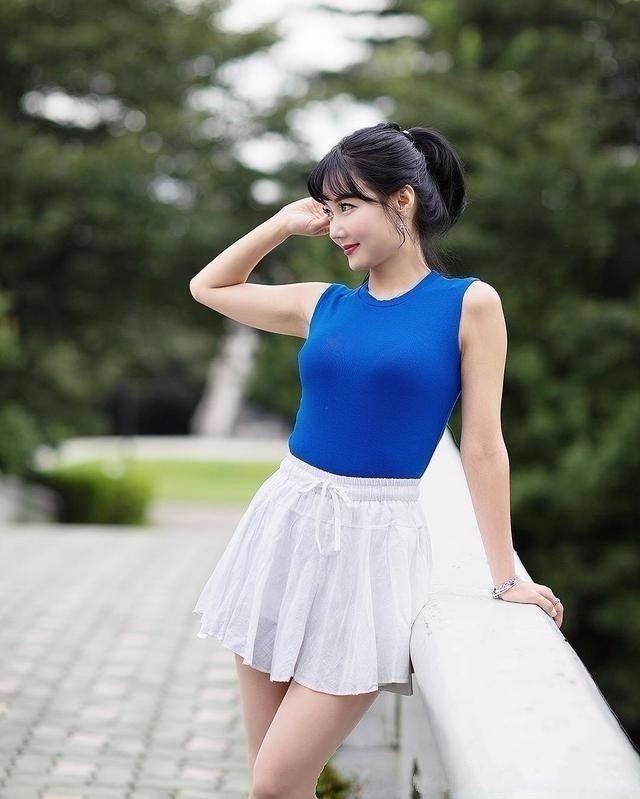 美女不胖不瘦的健康身材，小细腰太养眼了