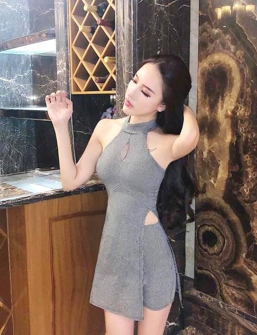 街拍：身着灰色短裙的美女，肩上的纹身格外引人注目，很有魅力