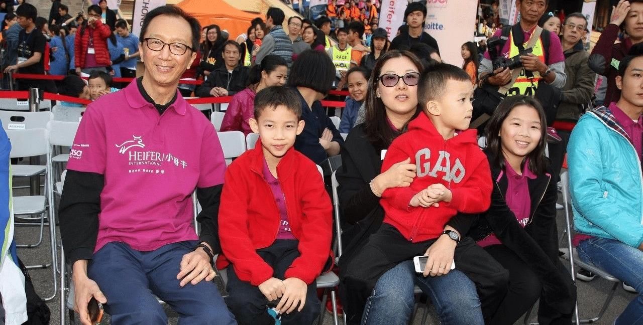  国家■41岁伏明霞太拼了！婚后5年连生3子，如今老公近70岁仍想要4胎