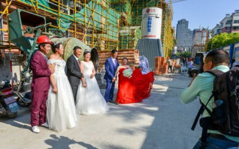 中年■幸福溢出屏幕！3对中年农民工，免费补拍“工地婚纱照”