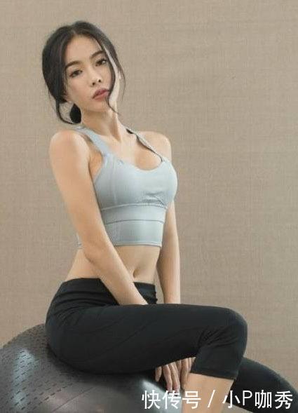 街拍：肤白貌美的打底裤小姐姐，秀出雪白肌肤，魅力无限！