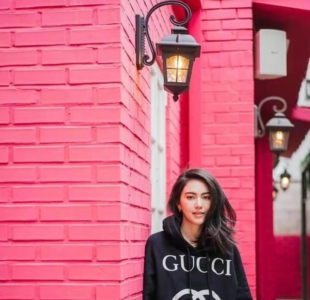  【功不可没】泰国影后Mai太会穿了，穿老气皮毛外套竟像少女，匡威鞋功不可没