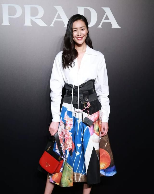  『打造』运用经典色打造时髦造型!早春实用穿搭指南,你最pick哪一套