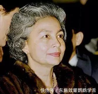『气质』83岁柬埔寨太后气质真绝!裹身裙配水墨围巾太高贵,优雅了一辈子!