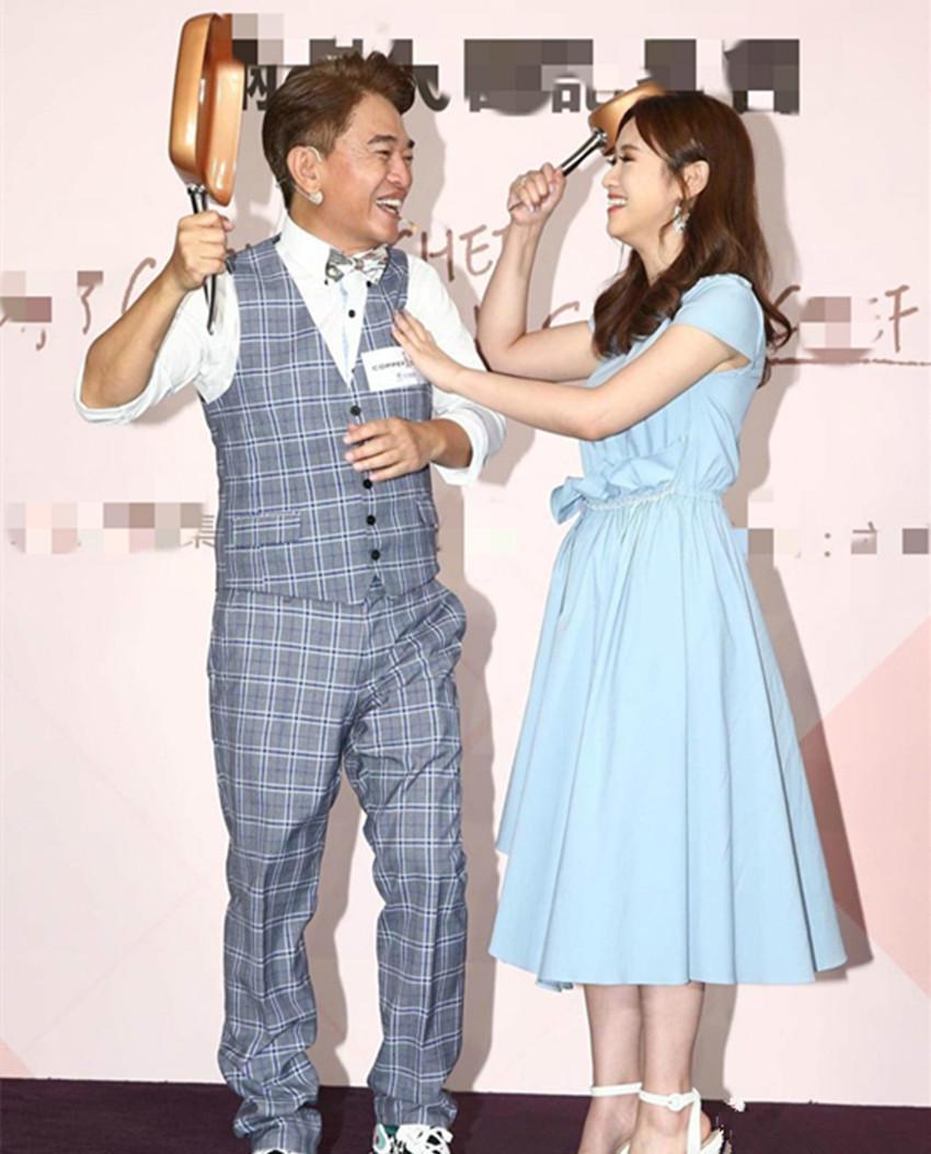 吴宗宪女儿气质真好，穿蓝裙清新优雅，撞衫高圆圆也不输！