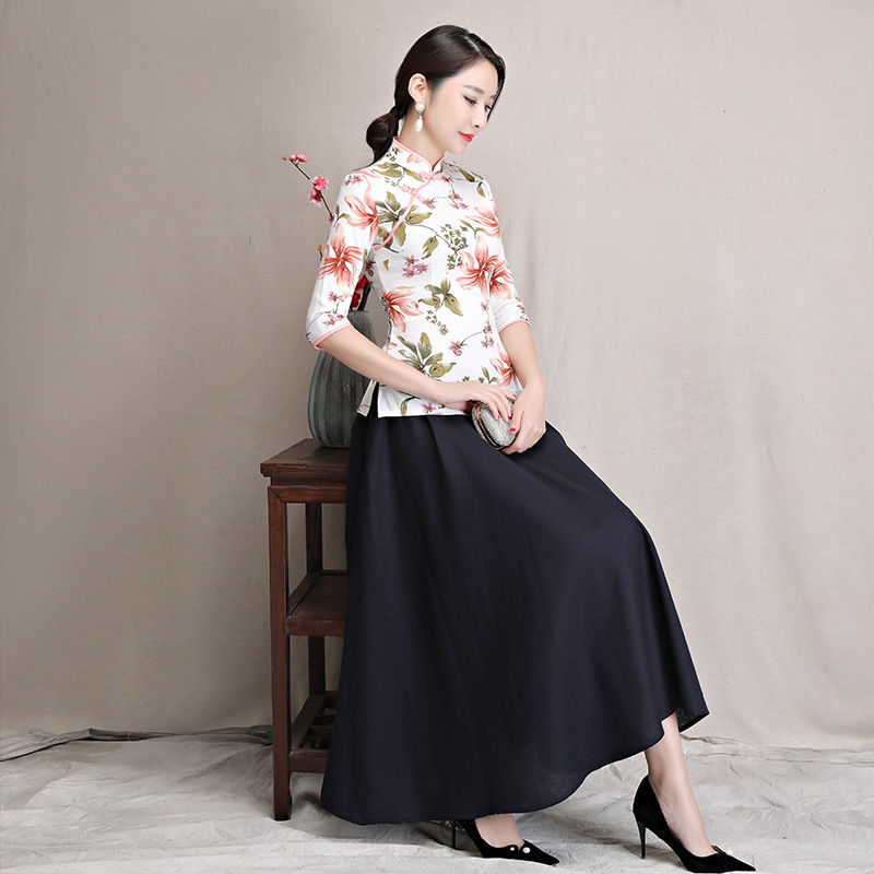 这么穿旗袍的女人，不可多见!婀娜的身姿，配，一抹淡妆容，甚美