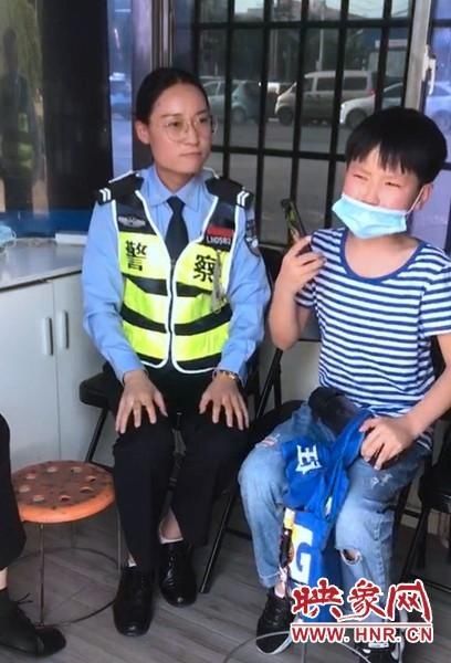 交警：大意妈妈忘记接娃 小少年机智求助交警