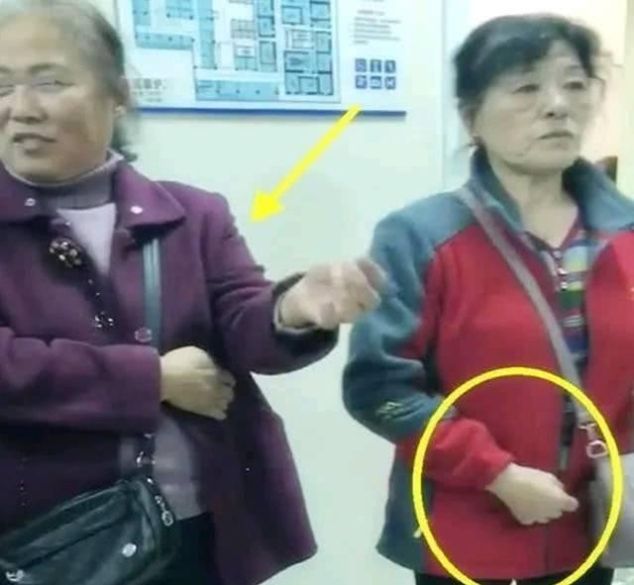 孕妇正在生孩子, 门外两个老人的表情告诉你, 谁