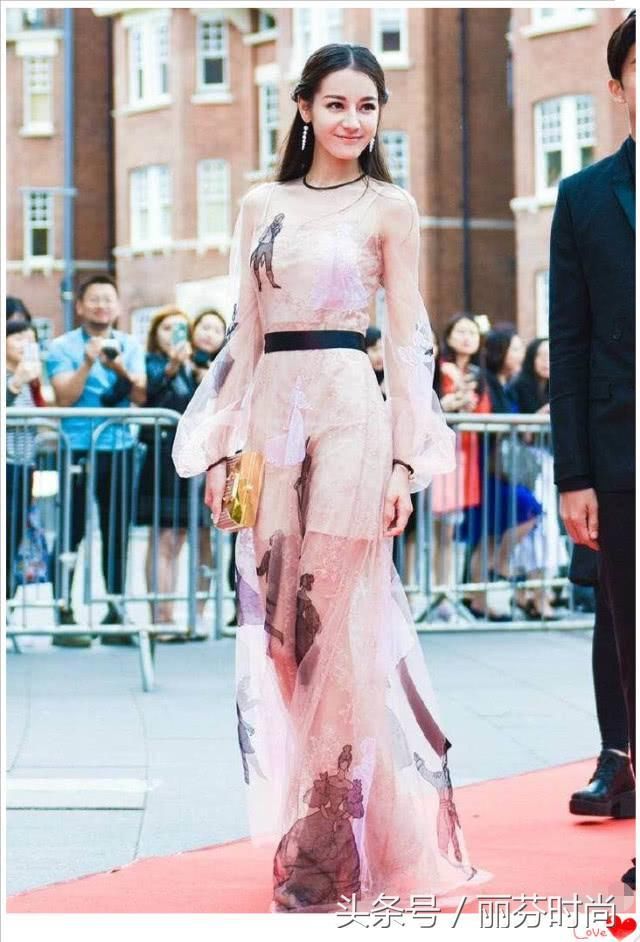 迪丽热巴透视裙现“第一美腿”，网友：两腿间那撮黑色很尴尬！