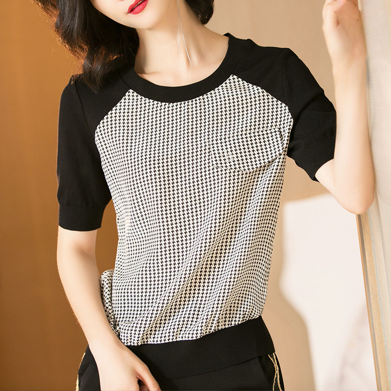 把长裙都比下去的“气质T恤”，搭配短裤+小白鞋，美嫩到不行