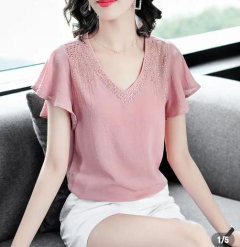  『红衣服』女人穿“红衣服”真好看，尤其搭配九分裤，太有味道了