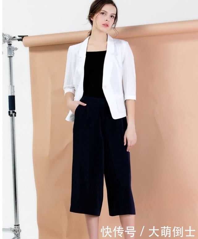 扣设计的西服■30岁以后的女人,春季应该怎么挑选西服,显得不仅干练又成熟