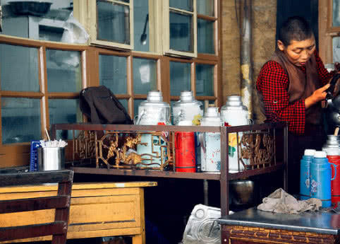 尼姑开的佛教茶馆，游客可以喝茶吃肉，而僧人也吃能“净肉”？