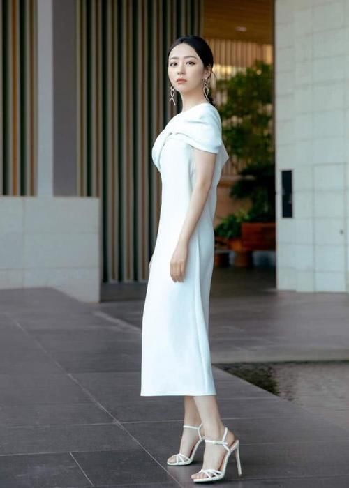 【 穿着】一袭深V到胃高调秀身材，路人看了都要转粉，35岁张靓颖衣品开挂