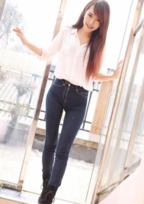 想要在夏日里秀出性感双腿, 一条牛仔裤满足你!