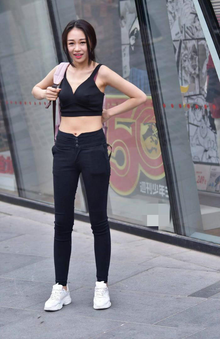  尽显|妹子年纪轻轻, 背上粉红色的书包, 尽显可爱气质吧?