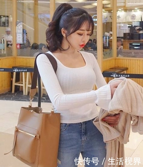 [ 美女]展现女性年轻气质！，青春灵动的牛仔裤美女