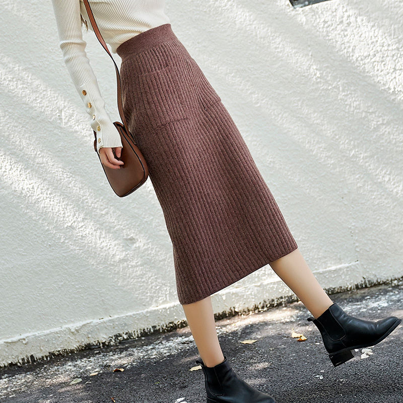 优雅俏皮的半身裙搭配短靴，尽显气质名媛范，想不美都难