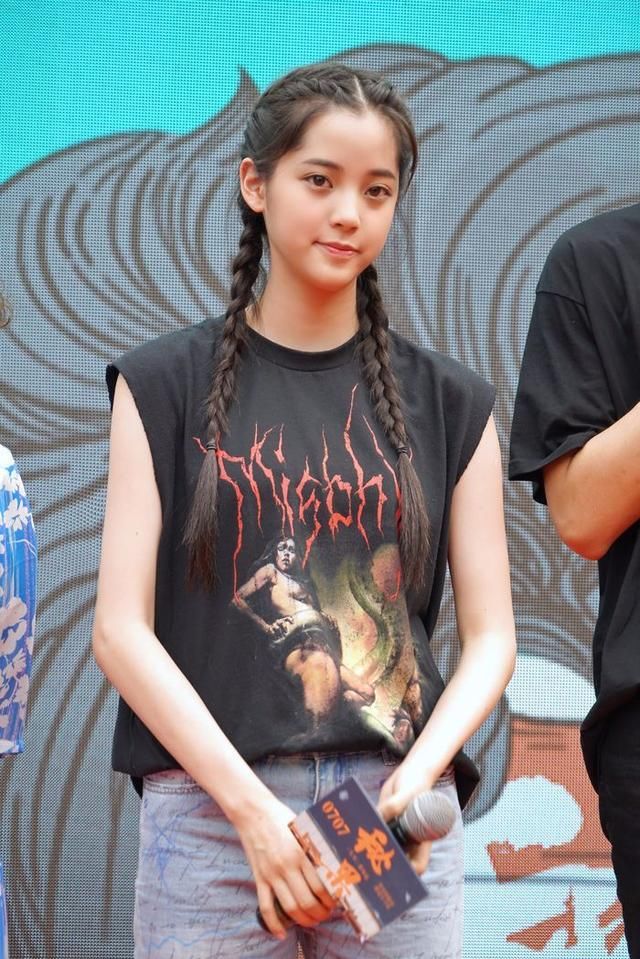 欧阳娜娜学生装现身活动，网友:裙子歪的快掉了!