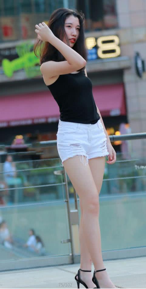 哇哈哈小姐姐白色破洞牛仔裤展现清新脱俗，抚媚一笑让人忘不了