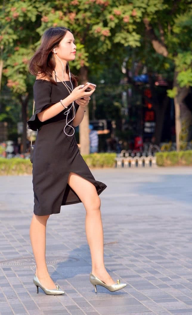 街拍:美女小黑裙开叉设计秀出长腿非常迷人，开叉再高点会更好看