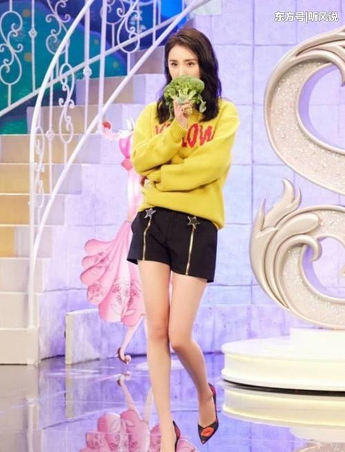 杨幂又来带货了，“嘴唇”鞋子时髦到上天，显瘦显高一级棒！