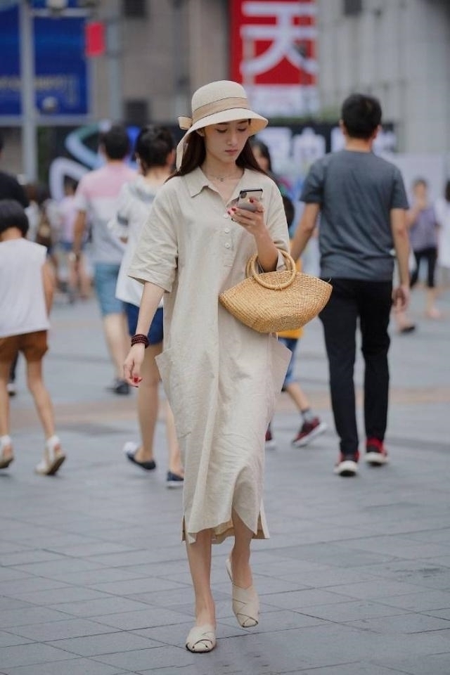 美女|路人街拍,美女白色瑜伽裤搭配粉红色短袖,呈现女人魅力