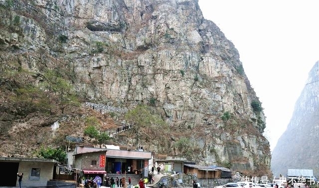 一线天：中国跨度最大的铁路石拱桥，99天建成，火车跑了快50年！