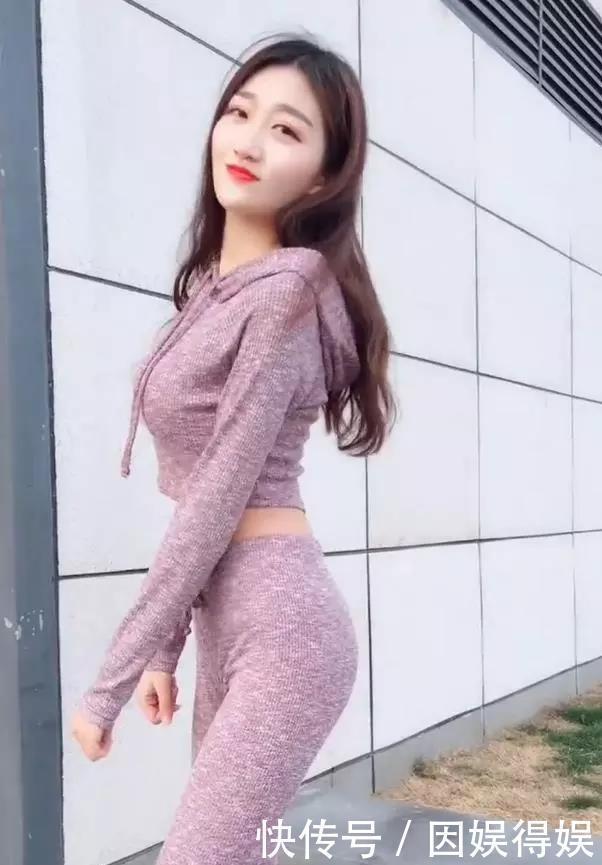 干练|街拍干练的小姐姐搭紫色套装,傲人的身姿使她特有亲和力