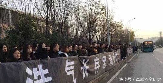 王成龙烈士“骨灰”踏上回乡路，沿途群众自发送别，英雄一路走好