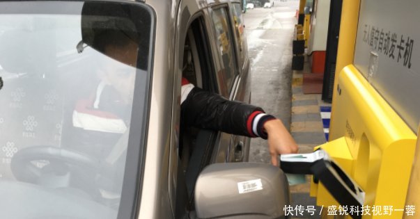 不是在免费期上高速，却在免费期出高速，要缴费吗交警再说一次