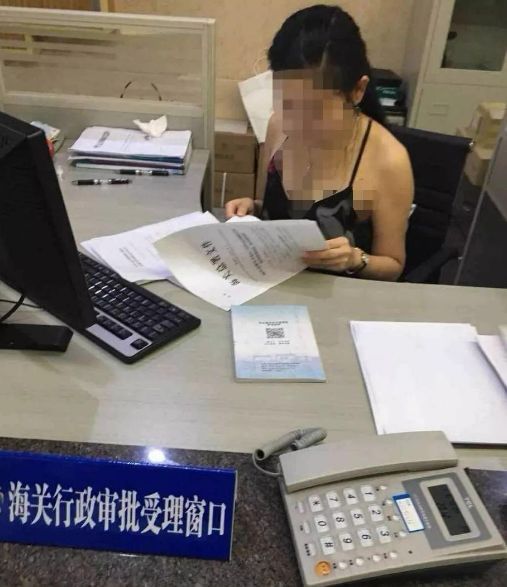 海关工作人员上班穿吊带装，海关急忙澄清事实，背后存在什么问题