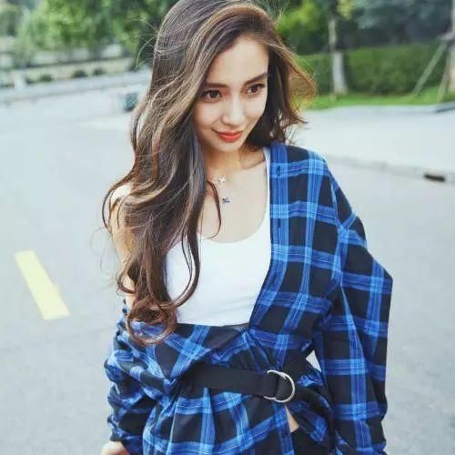 谣言baby杨颖一家人出去吃饭,查路人手机?