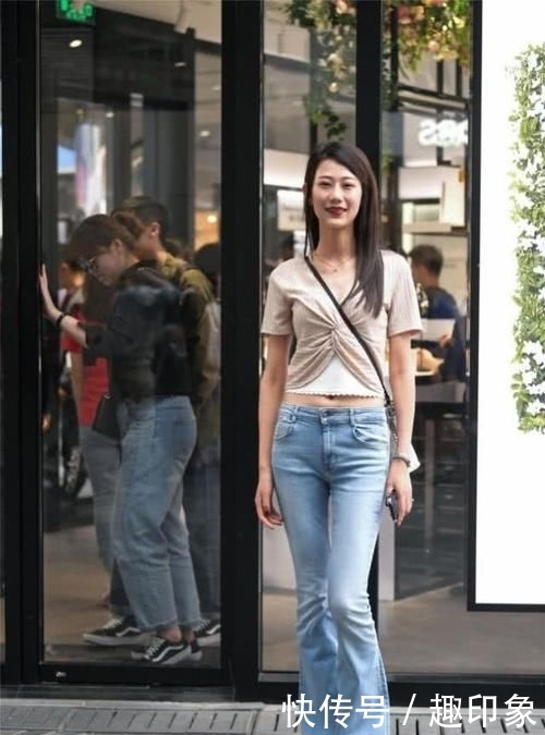  简洁：牛仔裤衬托简洁清新的时尚风，帅气大方穿出自己的品质感